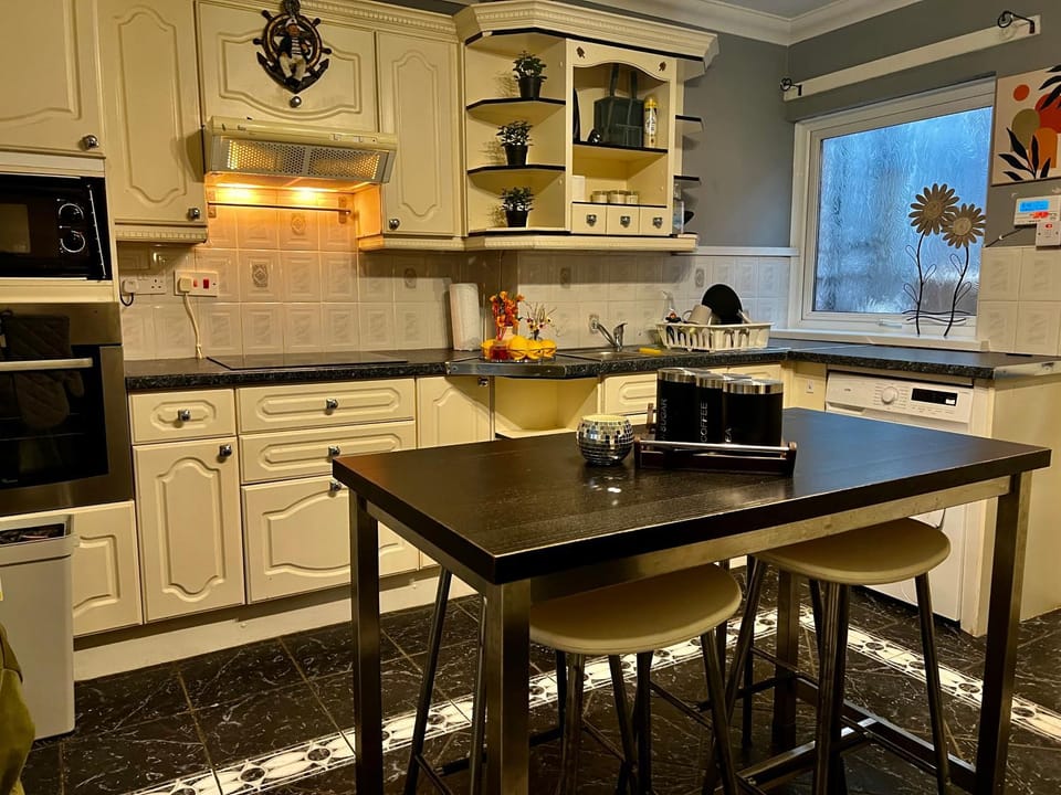 Kitchen or kitchenette, Dining area, oven, stove