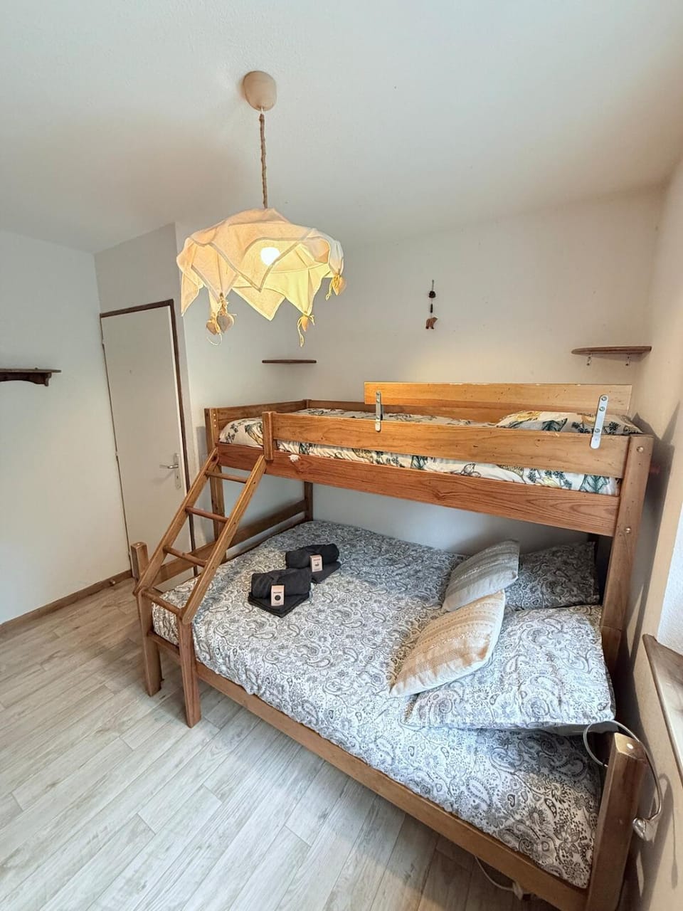 Bed, Photo of the whole room, Bedroom, bunk bed, towels