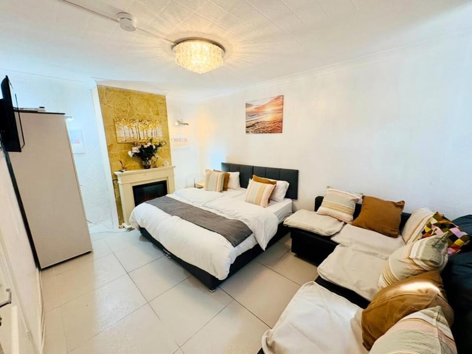 Modern House -contractors and family sleep 7 with parking Apartment in London