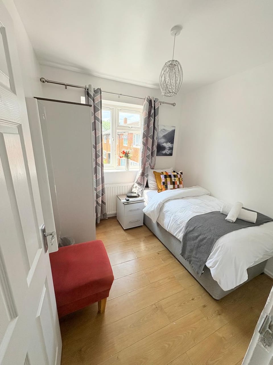 Modern House -contractors and family sleep 7 with parking Apartment in London