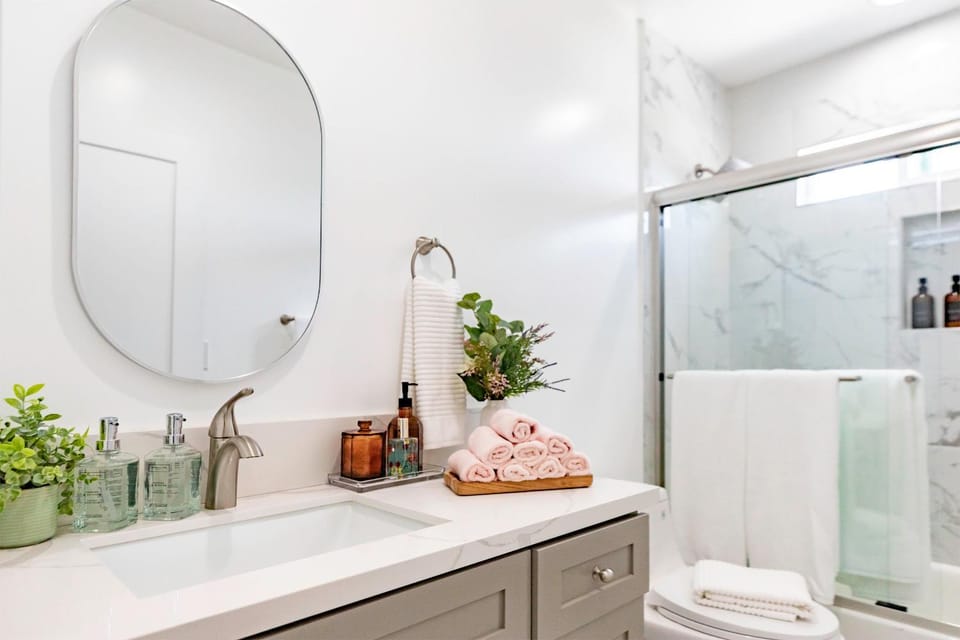 Shower, Toilet, Bathroom, towels