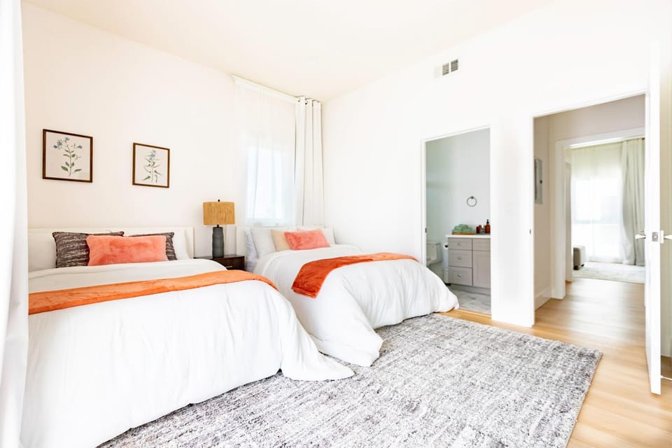 Bed, Photo of the whole room, Seating area, Bedroom