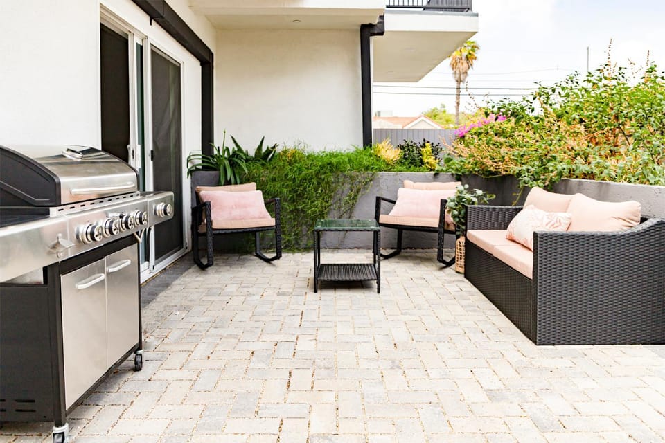 Patio, Day, BBQ facilities, Garden, View (from property/room), Seating area, Dining area, Garden view