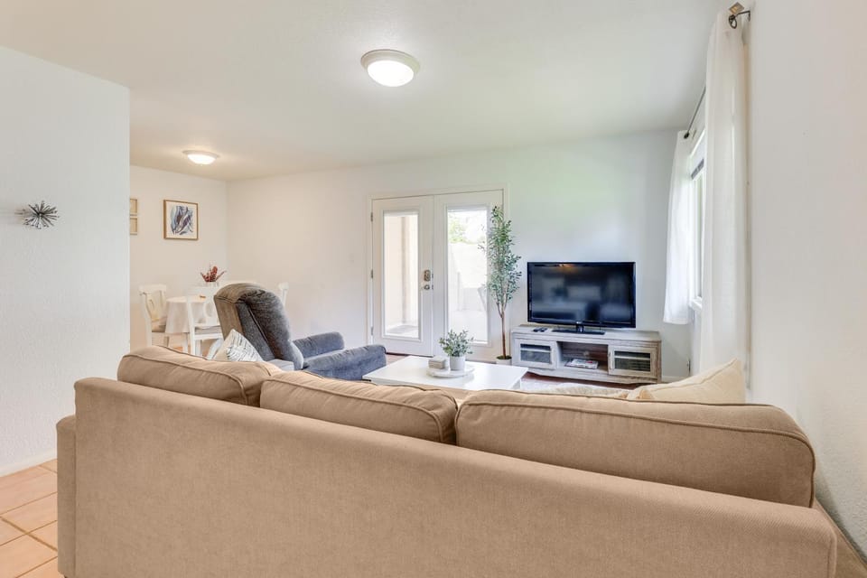 2 Mi to Old Town & Fashion Sq: Townhome w/ Pools House in Scottsdale