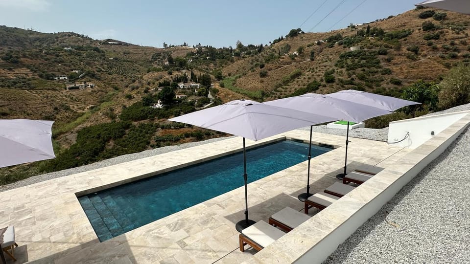 Balcony/Terrace, Mountain view, Swimming pool, sunbed