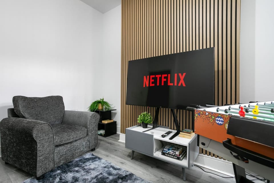 Game Room, Living room, internet