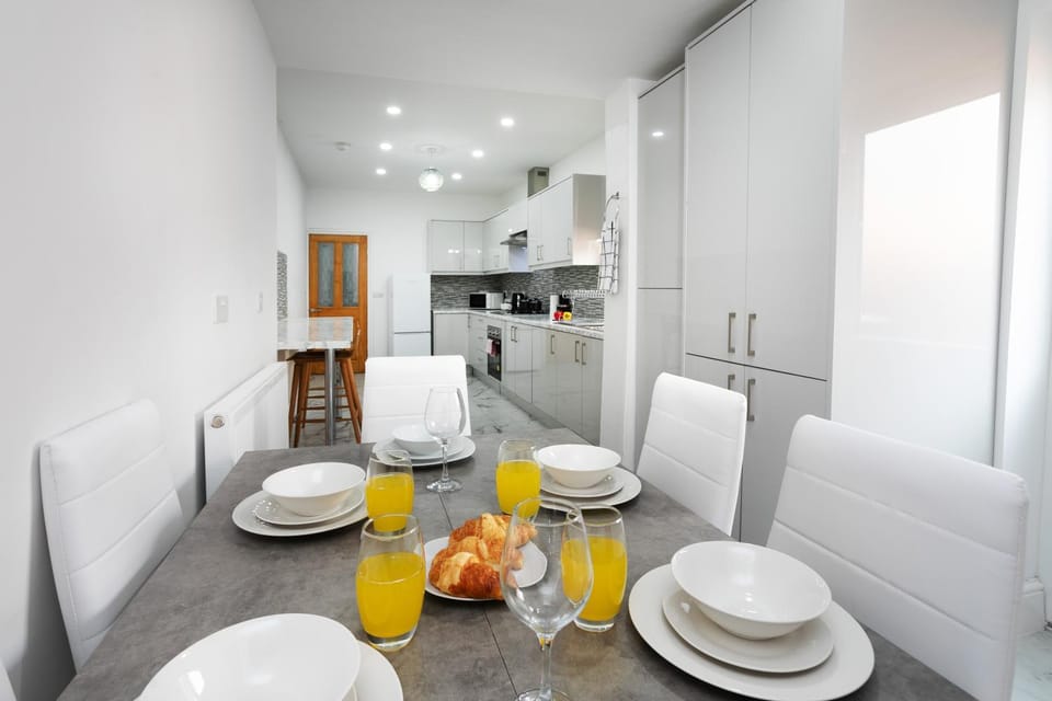 Kitchen or kitchenette, Dining area, Communal kitchen, stove, kitchen