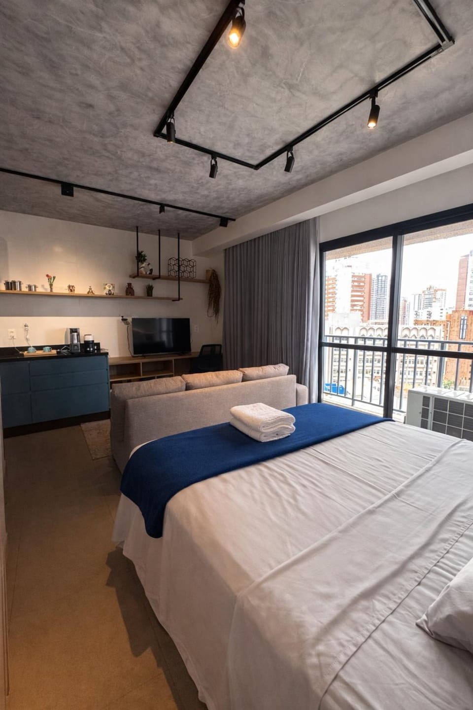 Photo of the whole room, Bedroom