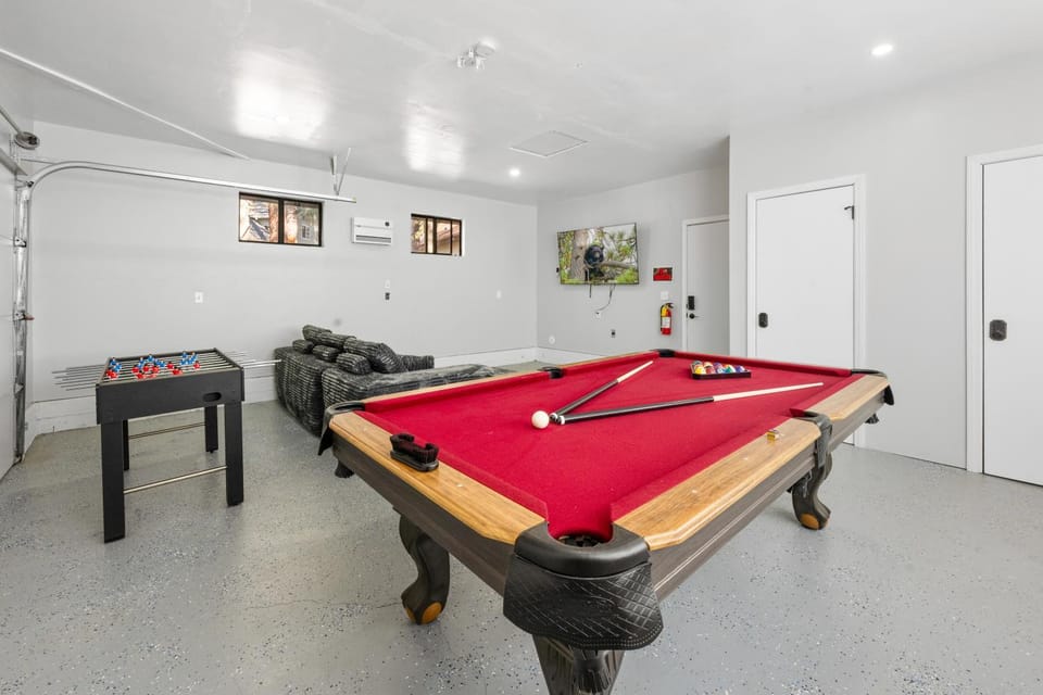 Centrally Located Game Room EV 5 Min to Slopes House in Big Bear