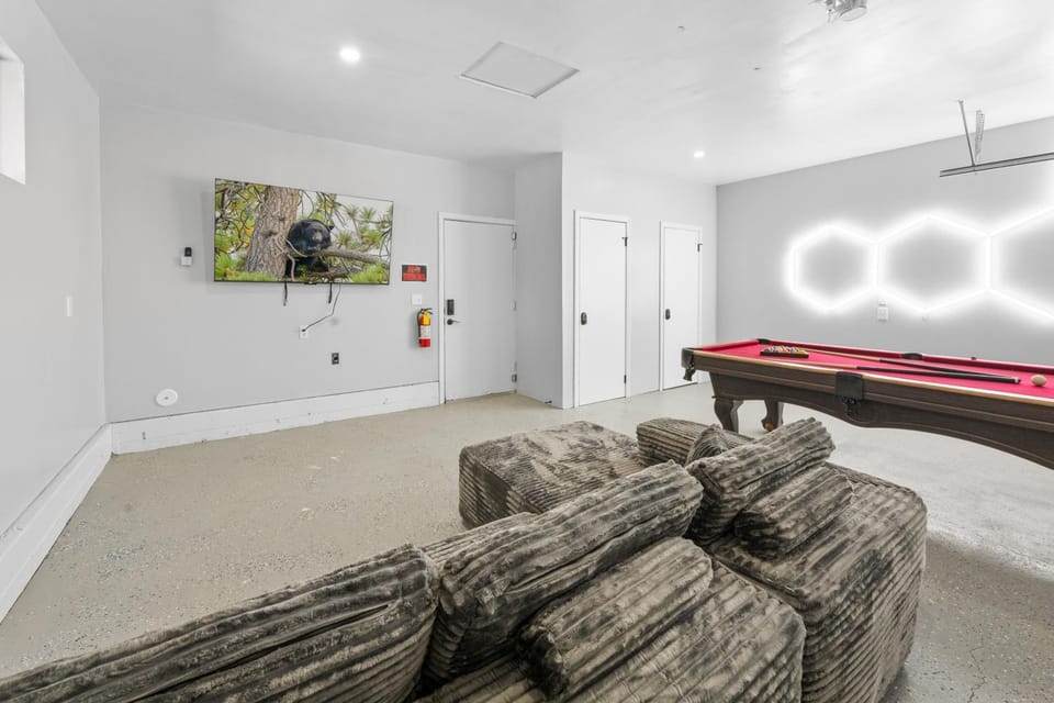 Centrally Located Game Room EV 5 Min to Slopes House in Big Bear