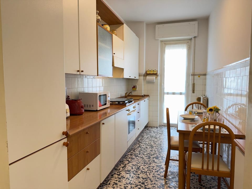 Kitchen or kitchenette, Dining area, oven, stove