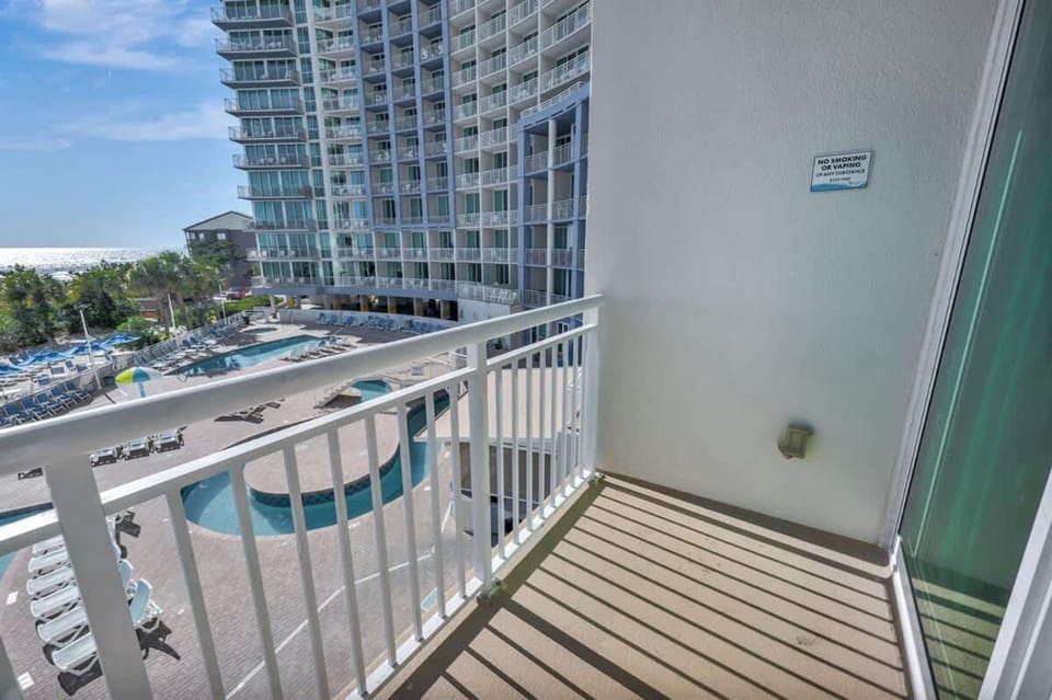 Direct Oceanfront w Nice Decor, Modern Low Floor House in North Myrtle Beach