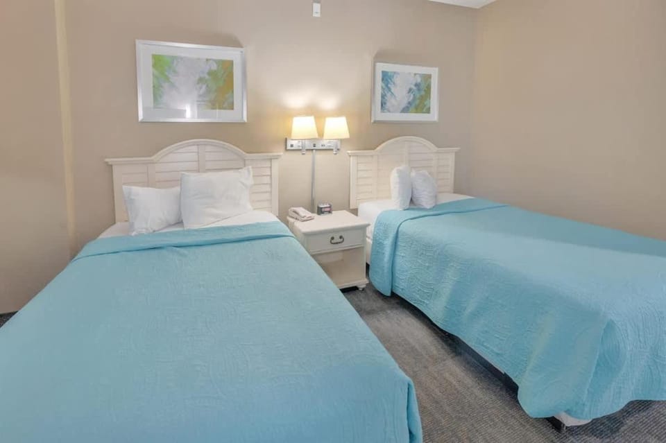 Direct Oceanfront w Nice Decor, Modern Low Floor House in North Myrtle Beach