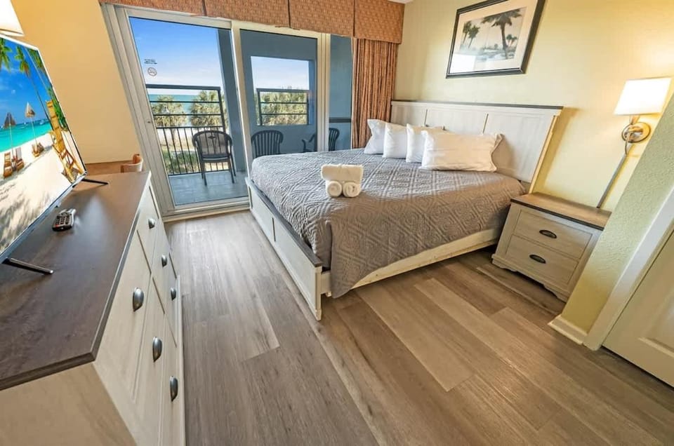 2BR Pools, Direct Oceanfront Views, Handicap, Nice House in Myrtle Beach
