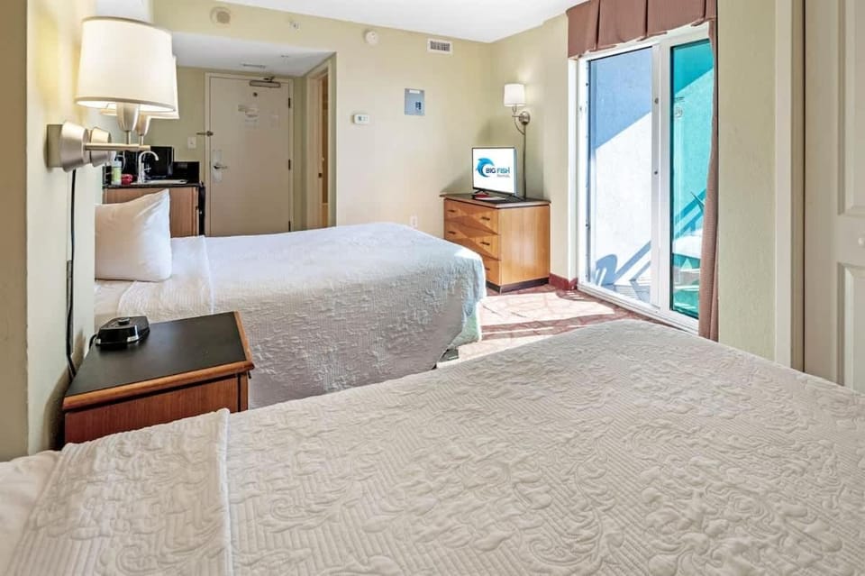 Direct Oceanfront Studio on the Boardwalk,Bay View House in Myrtle Beach