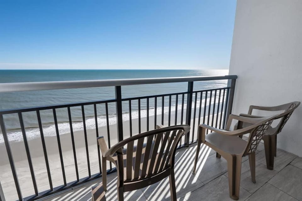 Amazing Pools, Direct Oceanfront Studio, King bed House in Myrtle Beach