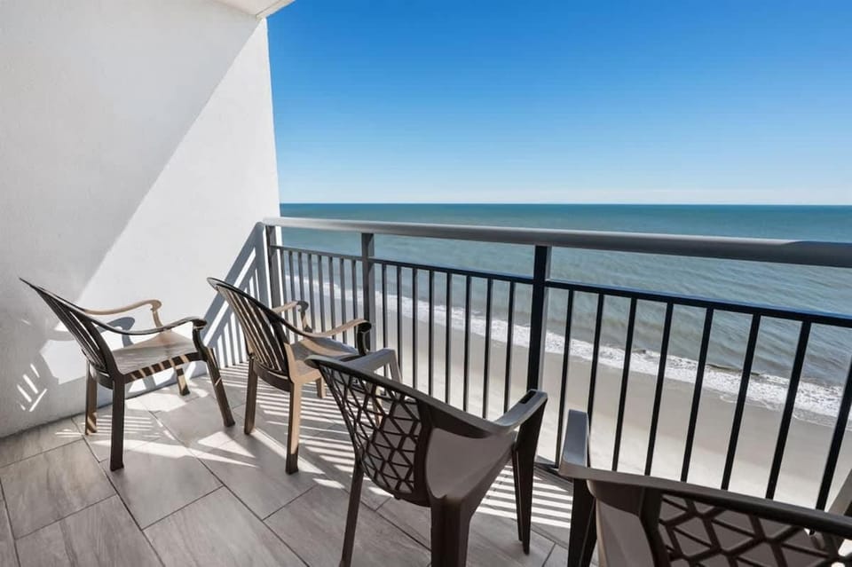 Amazing Pools, Direct Oceanfront Studio, King bed House in Myrtle Beach
