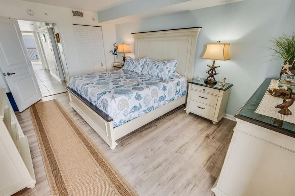 Direct Ocean Front, 1 BR Bay Watch,Pools-King Bed! House in North Myrtle Beach