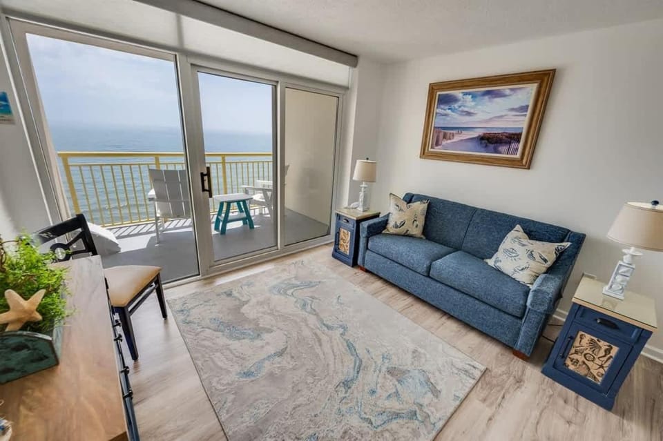 Direct Ocean Front, 1 BR Bay Watch,Pools-King Bed! House in North Myrtle Beach