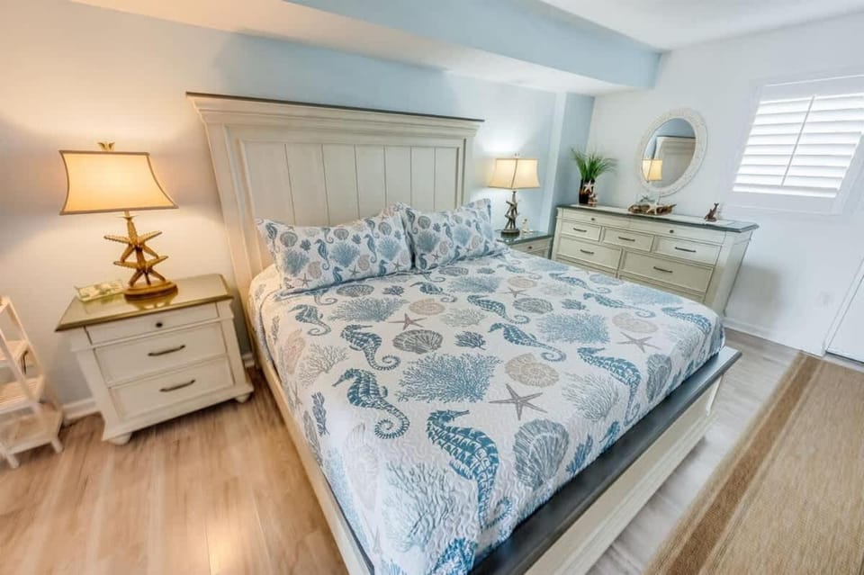 Direct Ocean Front, 1 BR Bay Watch,Pools-King Bed! House in North Myrtle Beach