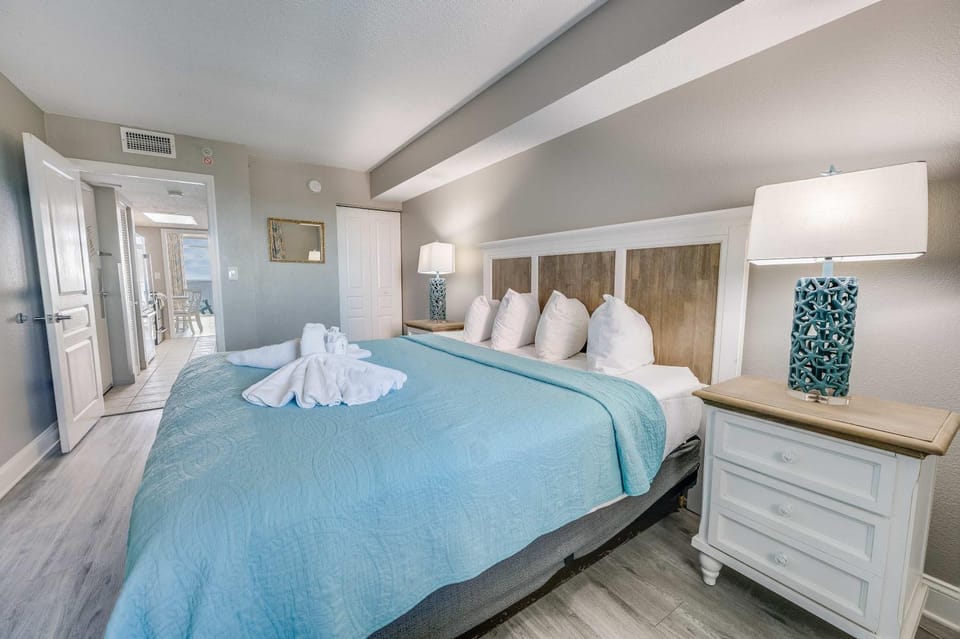 Direct Oceanfront with King Bed,Pools,Amazing View House in Atlantic Beach