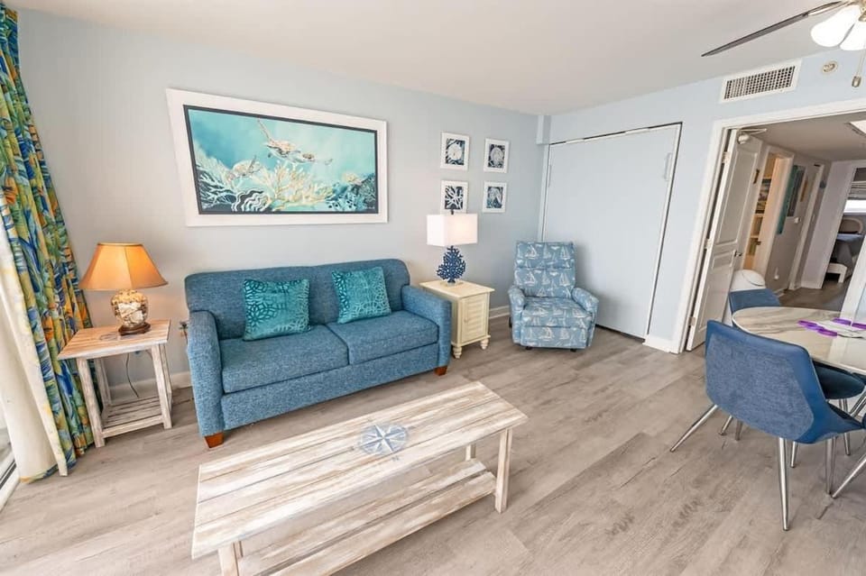 King 1 BR Bay Watch,Nice Direct Ocean Front, Pools House in North Myrtle Beach