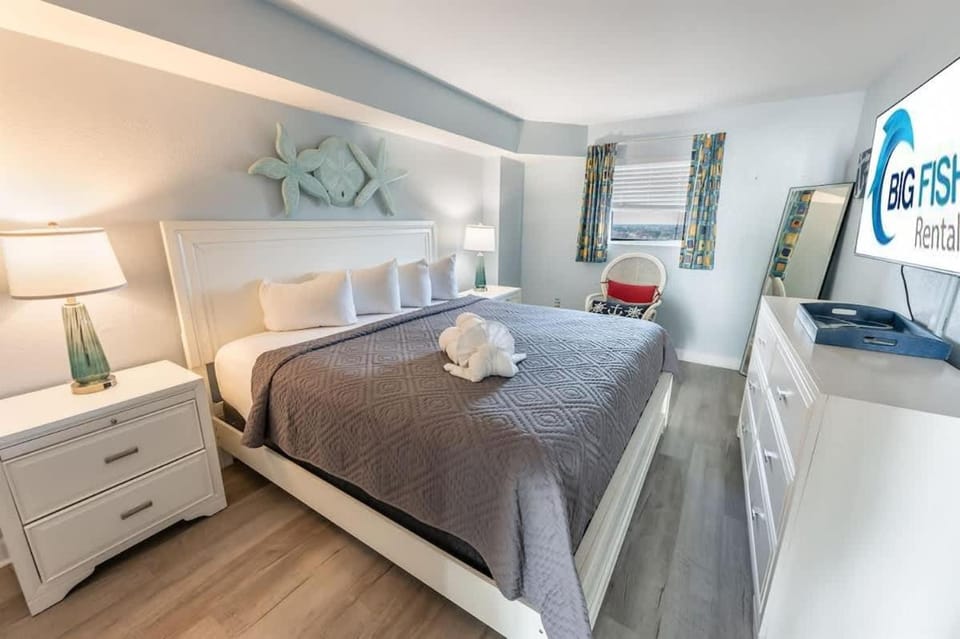 King 1 BR Bay Watch,Nice Direct Ocean Front, Pools House in North Myrtle Beach