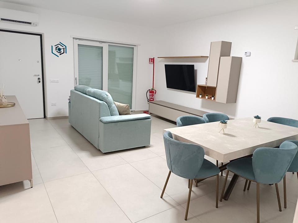 Communal lounge/ TV room, TV and multimedia, Living room, Seating area, Dining area, Evening entertainment, air conditioner