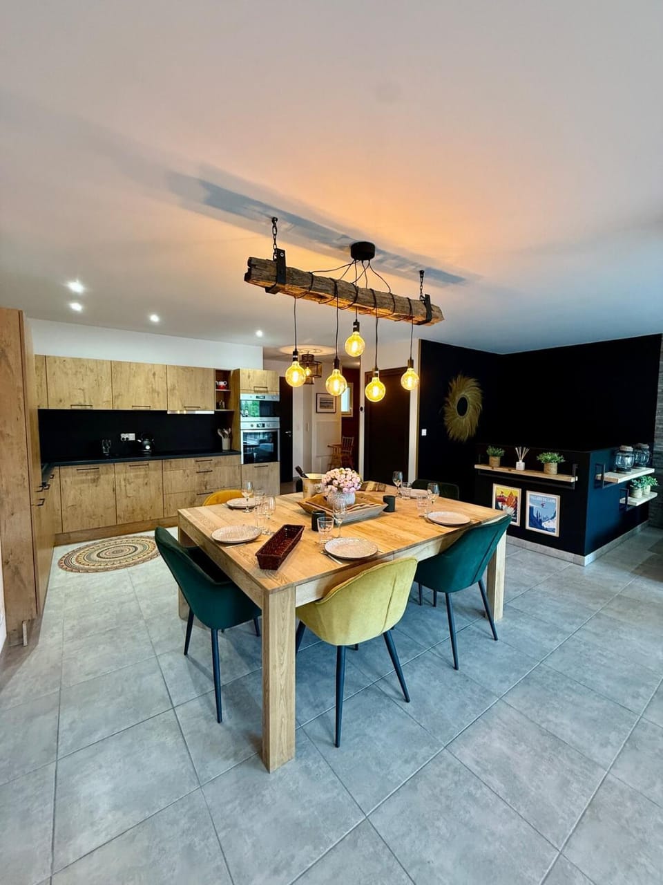 Kitchen or kitchenette, Dining area, stove