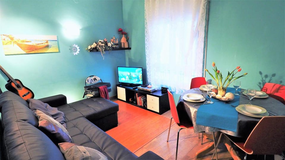 TV and multimedia, Living room, Seating area, Dining area
