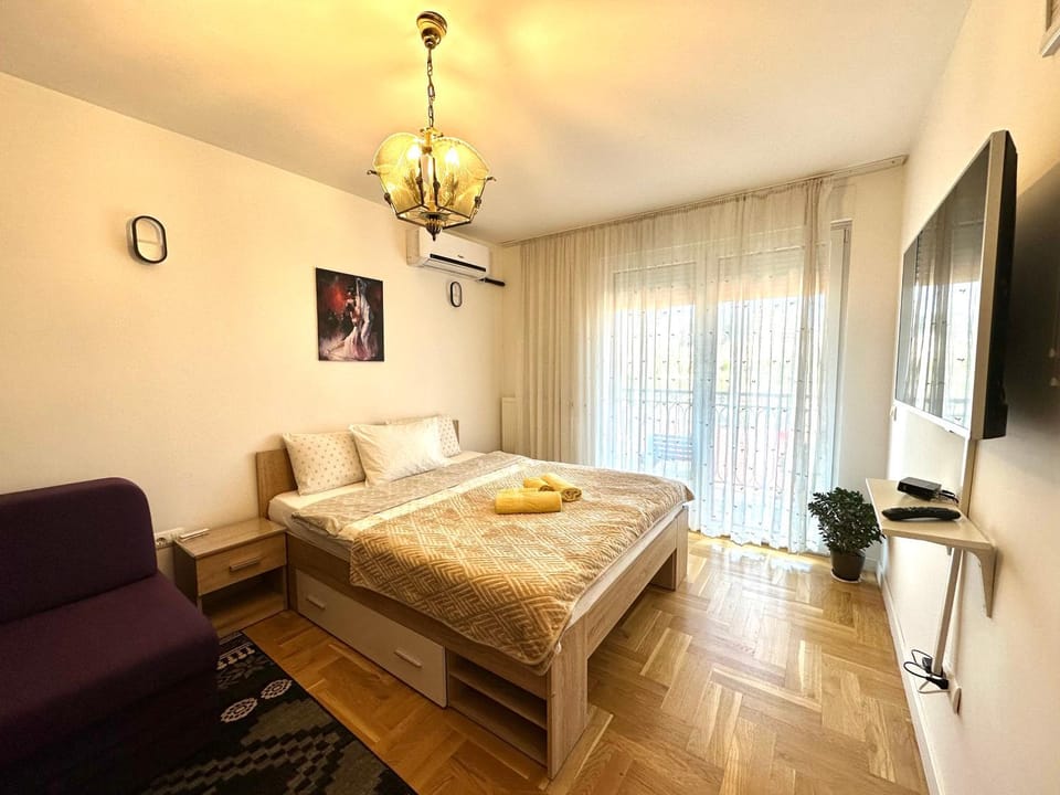 Bed, Photo of the whole room, Bedroom, towels