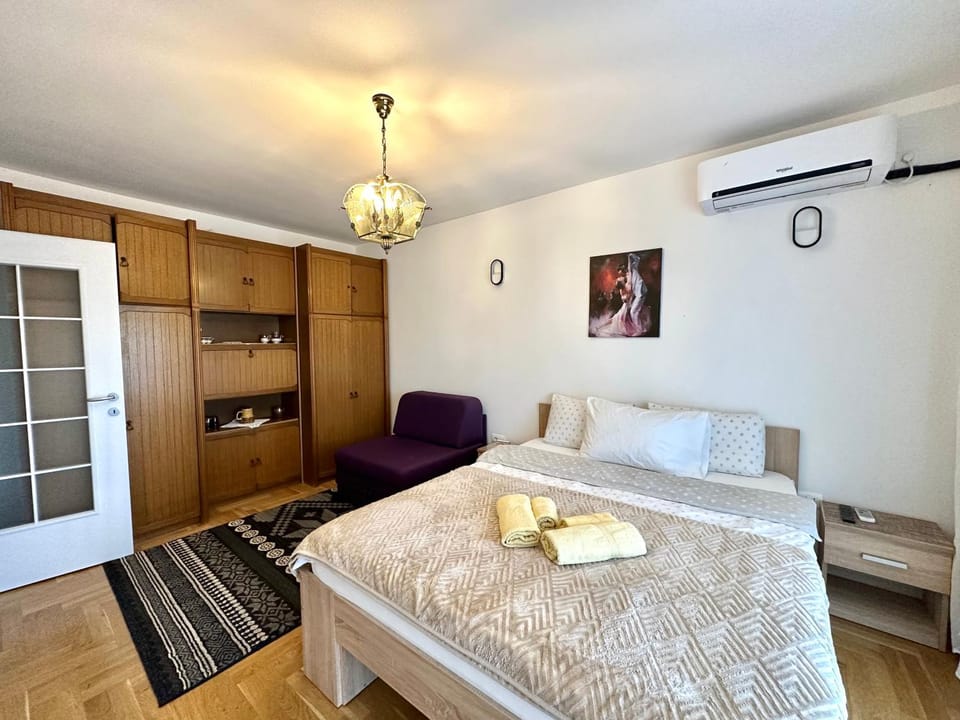 Bed, Photo of the whole room, Seating area, Bedroom, towels, wardrobe, air conditioner
