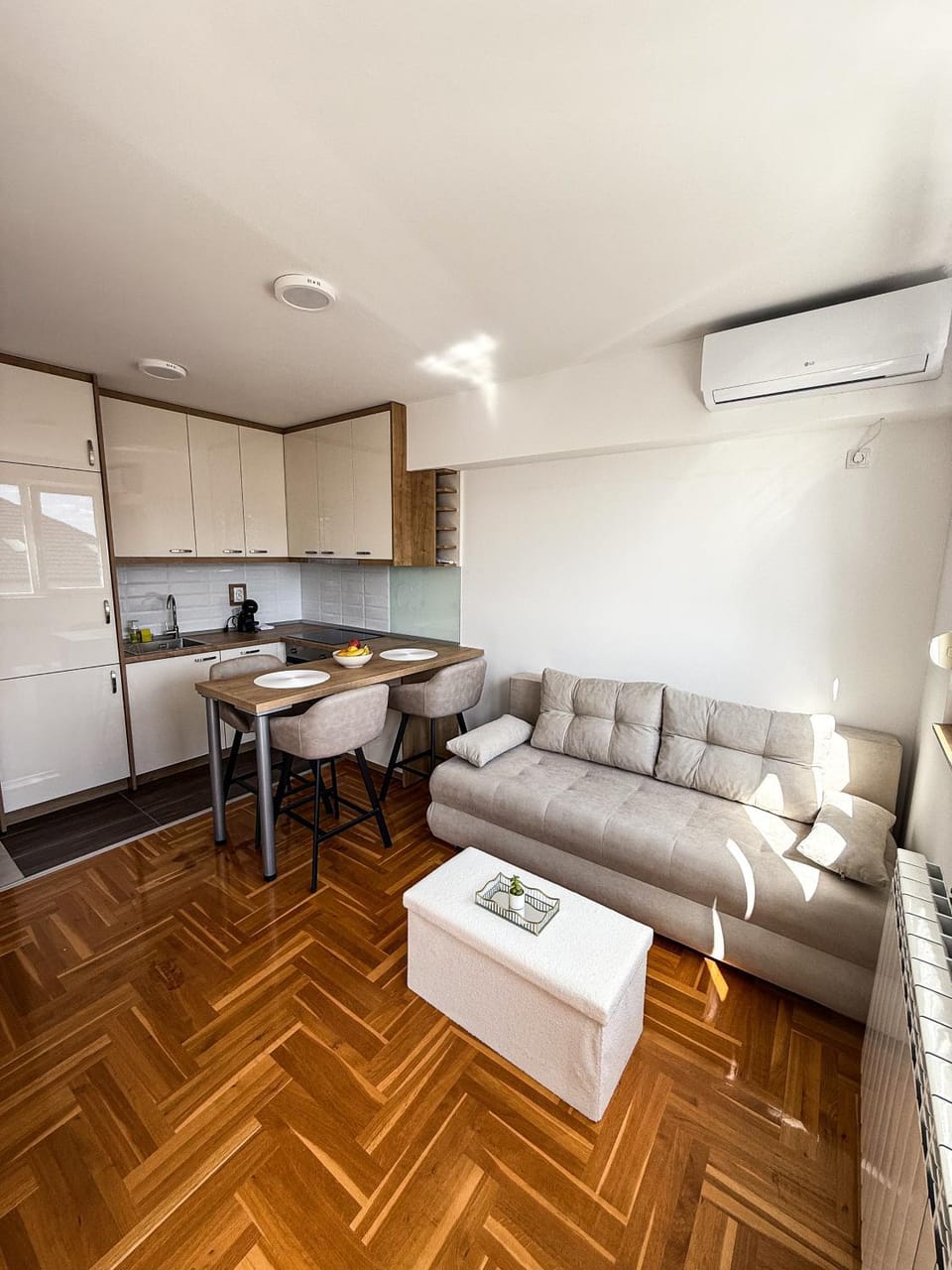 Kitchen or kitchenette, Living room, Seating area, Dining area