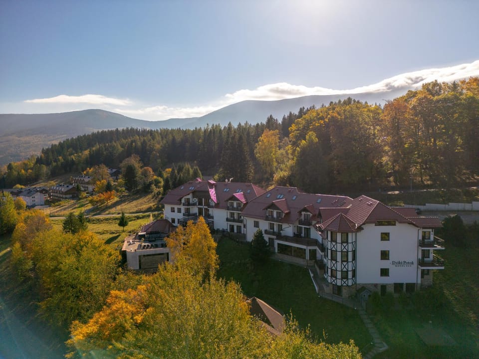 Property building, Restaurant/places to eat, Restaurant/places to eat, Off site, Day, Neighbourhood, Natural landscape, Bird's eye view, View (from property/room), View (from property/room), Autumn, On site, Mountain view, Mountain view, Location, pet friendly, pet friendly