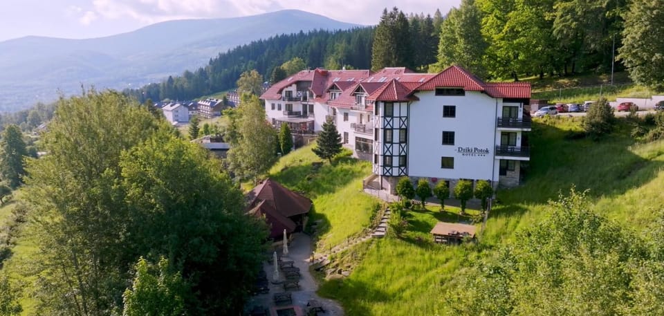 Property building, Restaurant/places to eat, Spring, Off site, Day, Neighbourhood, Natural landscape, Bird's eye view, View (from property/room), View (from property/room), On site, Mountain view, Mountain view, Location, Parking, pet friendly, pet friendly