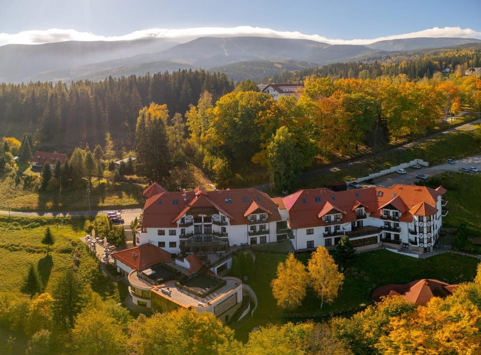 Property building, Restaurant/places to eat, Restaurant/places to eat, Off site, Day, Neighbourhood, Natural landscape, Bird's eye view, View (from property/room), View (from property/room), Autumn, On site, Mountain view, Mountain view, Location, pet friendly, pet friendly