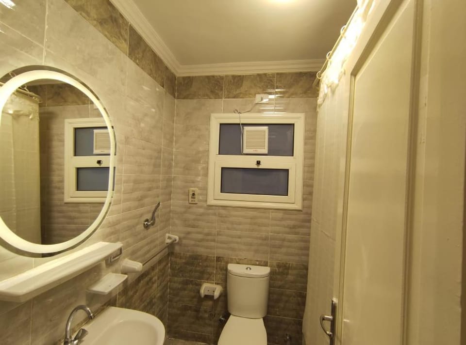 Shower, Toilet, Bathroom, bidet, towels