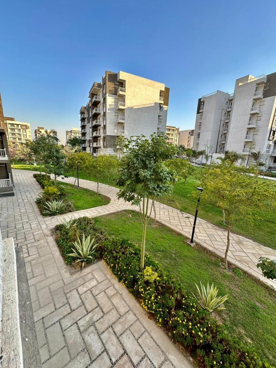 Property building, Spring, Day, Neighbourhood, Natural landscape, Garden, Garden, Balcony/Terrace, City view, Garden view, Location