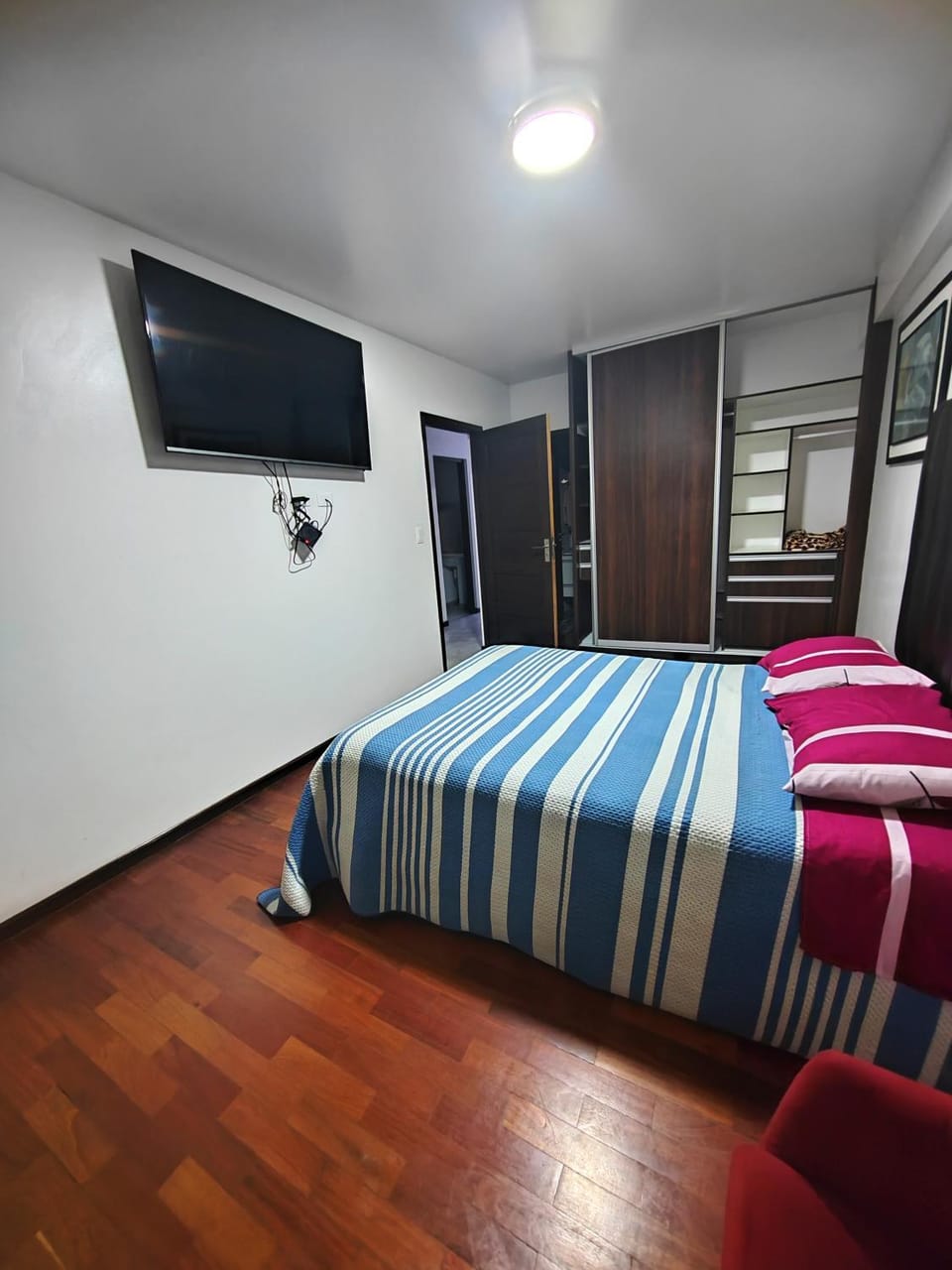 Bed, TV and multimedia, Photo of the whole room, Bedroom