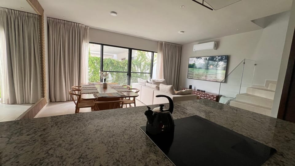 TV and multimedia, Living room, Seating area, Dining area