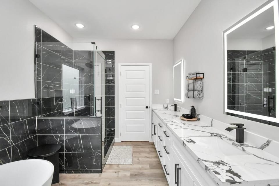 Chill House, Private and Relaxing, Hot Tub, Games House in Houston