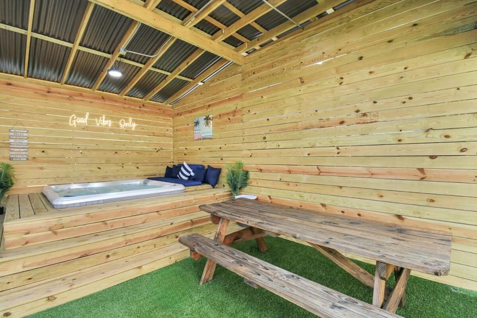 Chill House, Private and Relaxing, Hot Tub, Games House in Houston