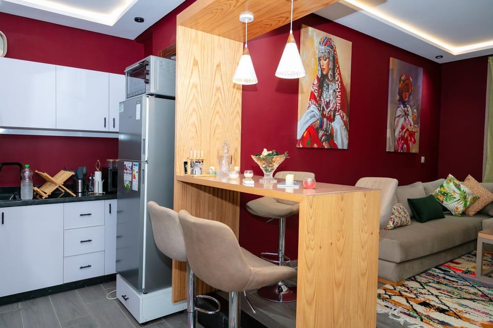 Kitchen or kitchenette, Dining area