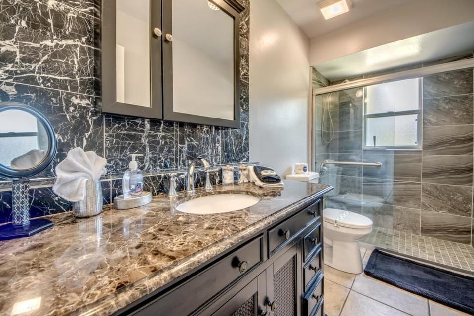 Pool - BBQ - Fire Pit - Private Backyard - House Cozy Casa House in Cape Coral