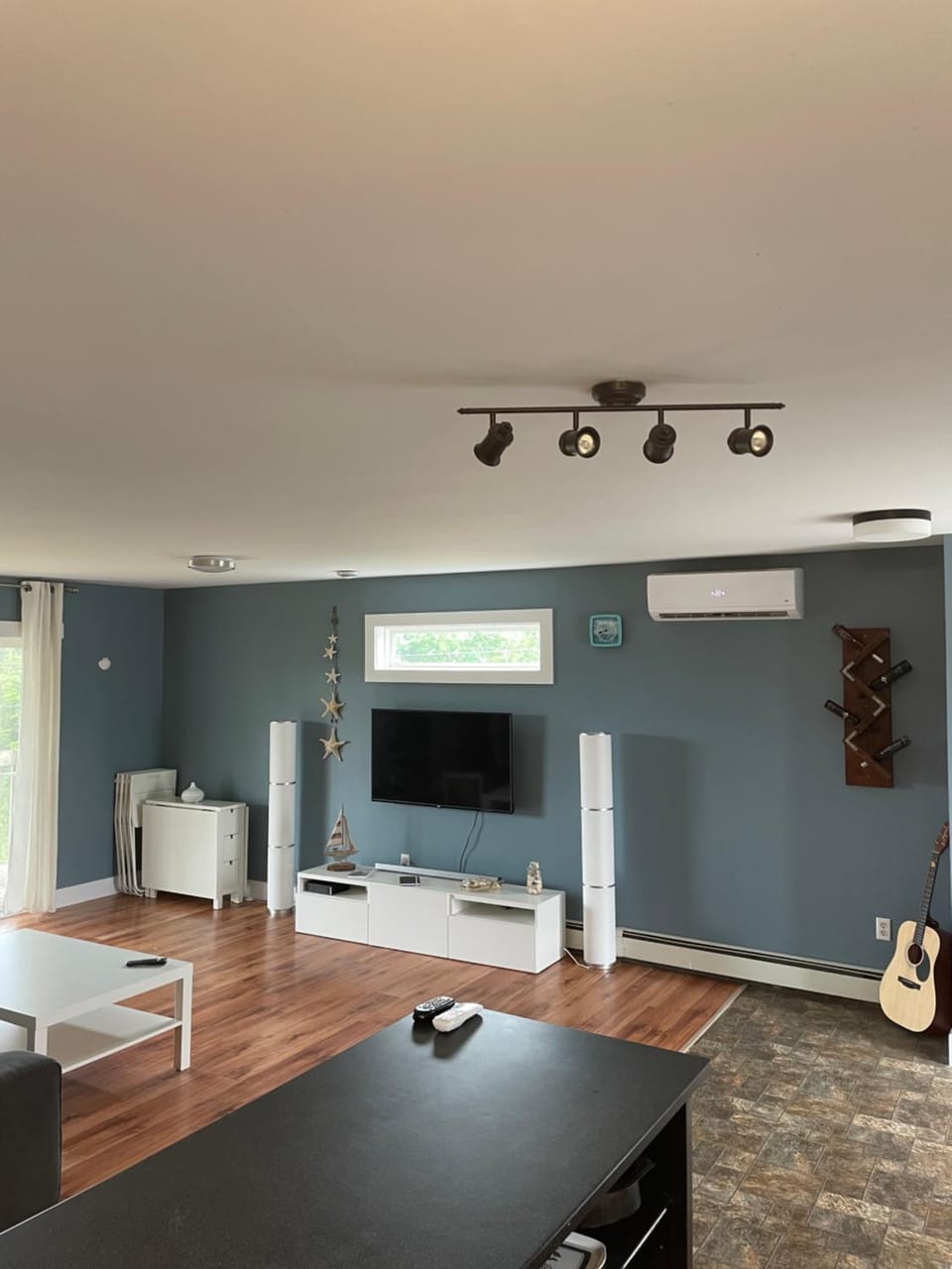 Communal lounge/ TV room, TV and multimedia, Living room, Seating area, Evening entertainment, air conditioner