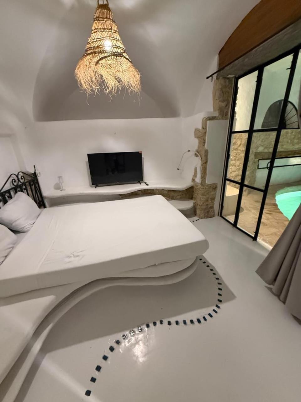 Bed, TV and multimedia, Photo of the whole room, Bedroom, Pool view