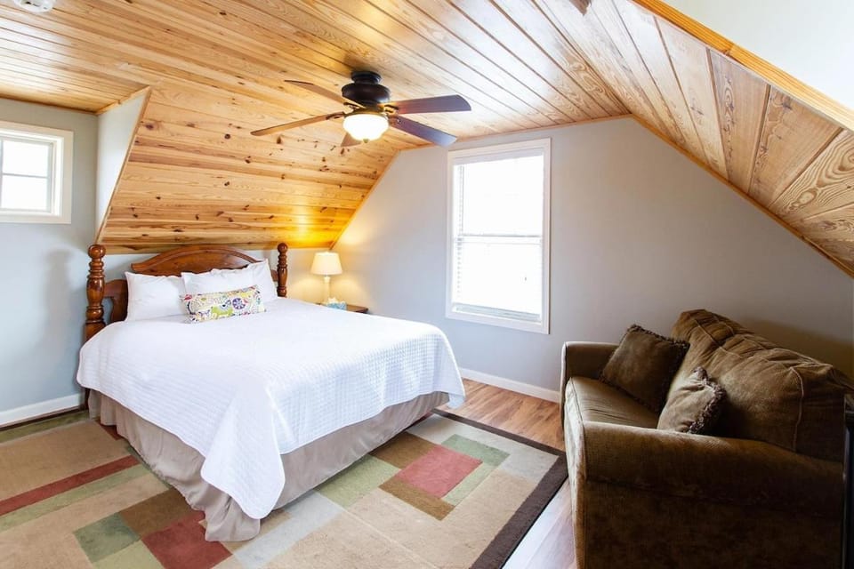 Mountain View Villa on Choice Ave - Steps to Downtown Apartment in Dahlonega
