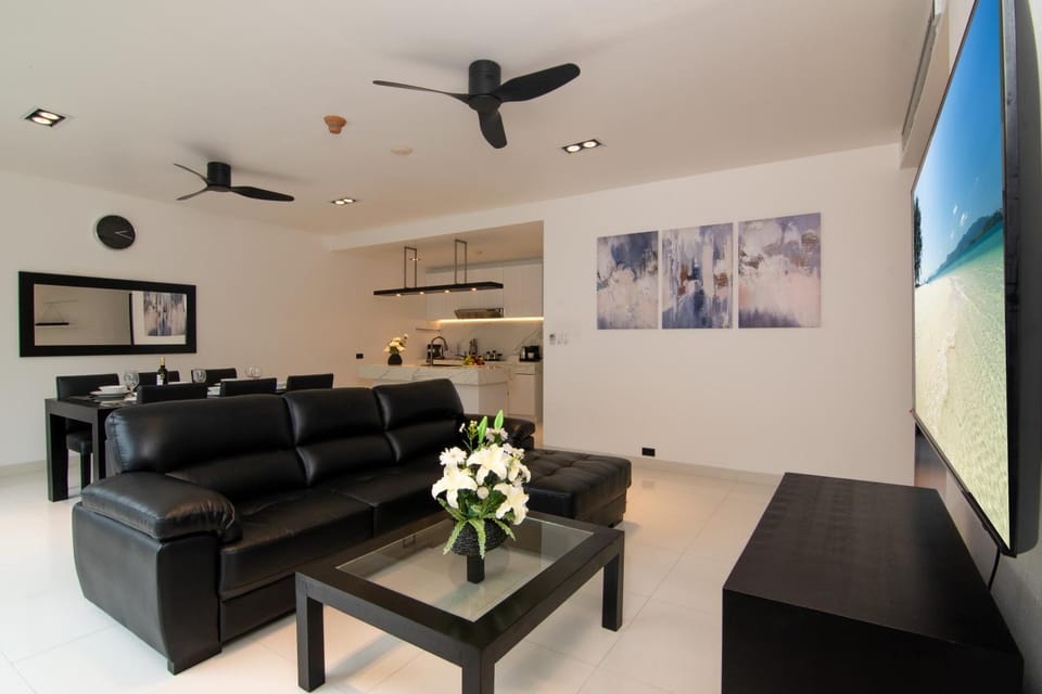 TV and multimedia, Kitchen or kitchenette, Living room, Seating area, Dining area, Evening entertainment