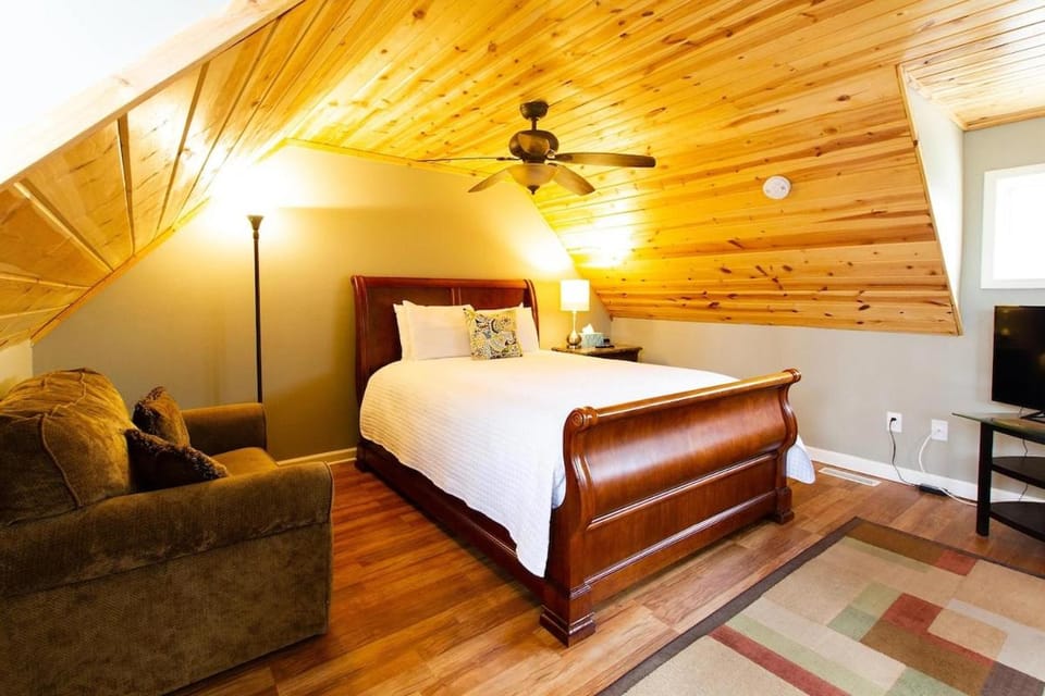Grand View Villa on Choice Ave - Steps to Downtown Apartment in Dahlonega
