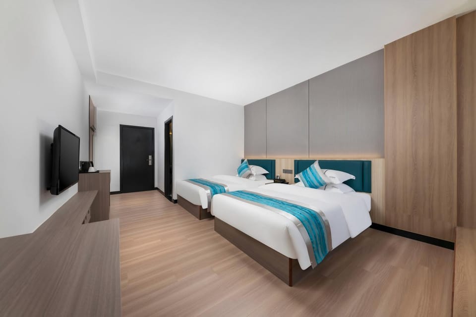Bed, TV and multimedia, Photo of the whole room, Bedroom